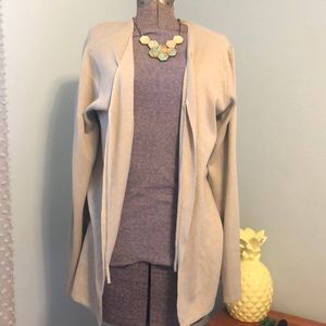 Tan/beige cardigan 🔷